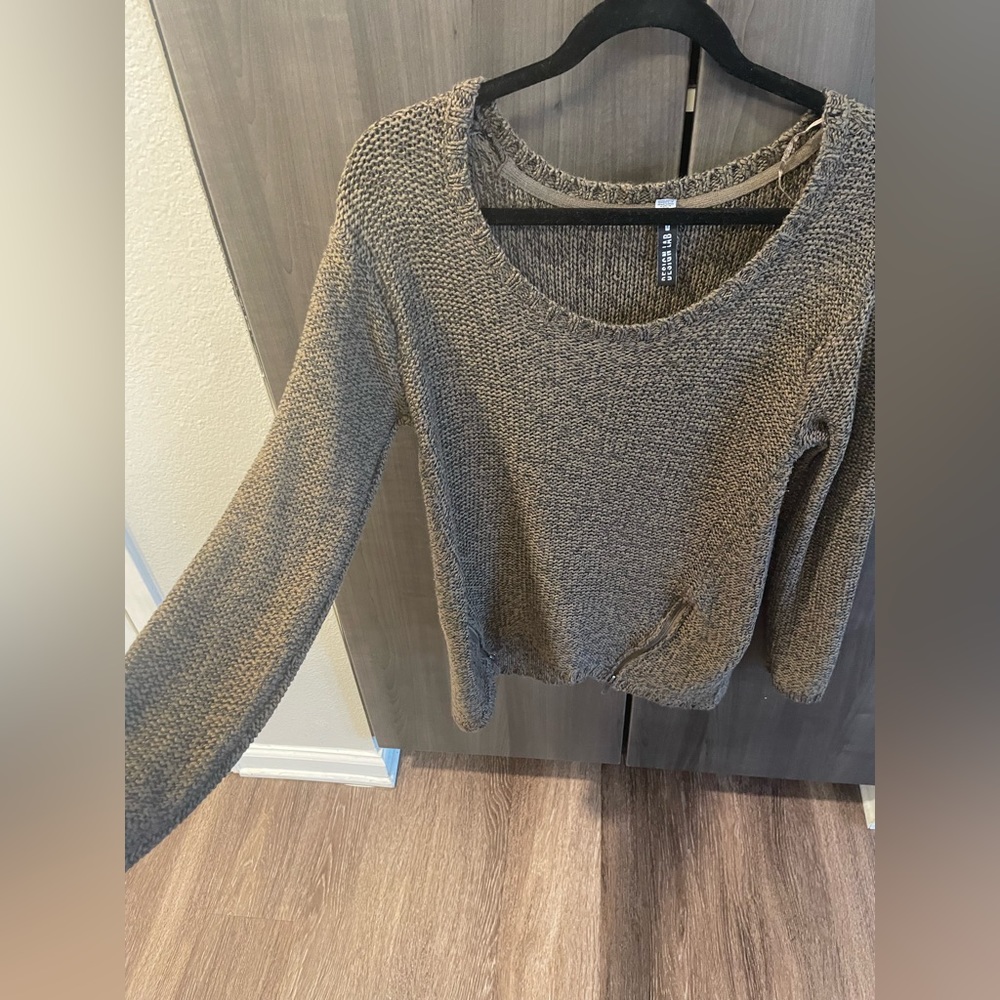 design lab medium woman sweater with two zippers at the bottom